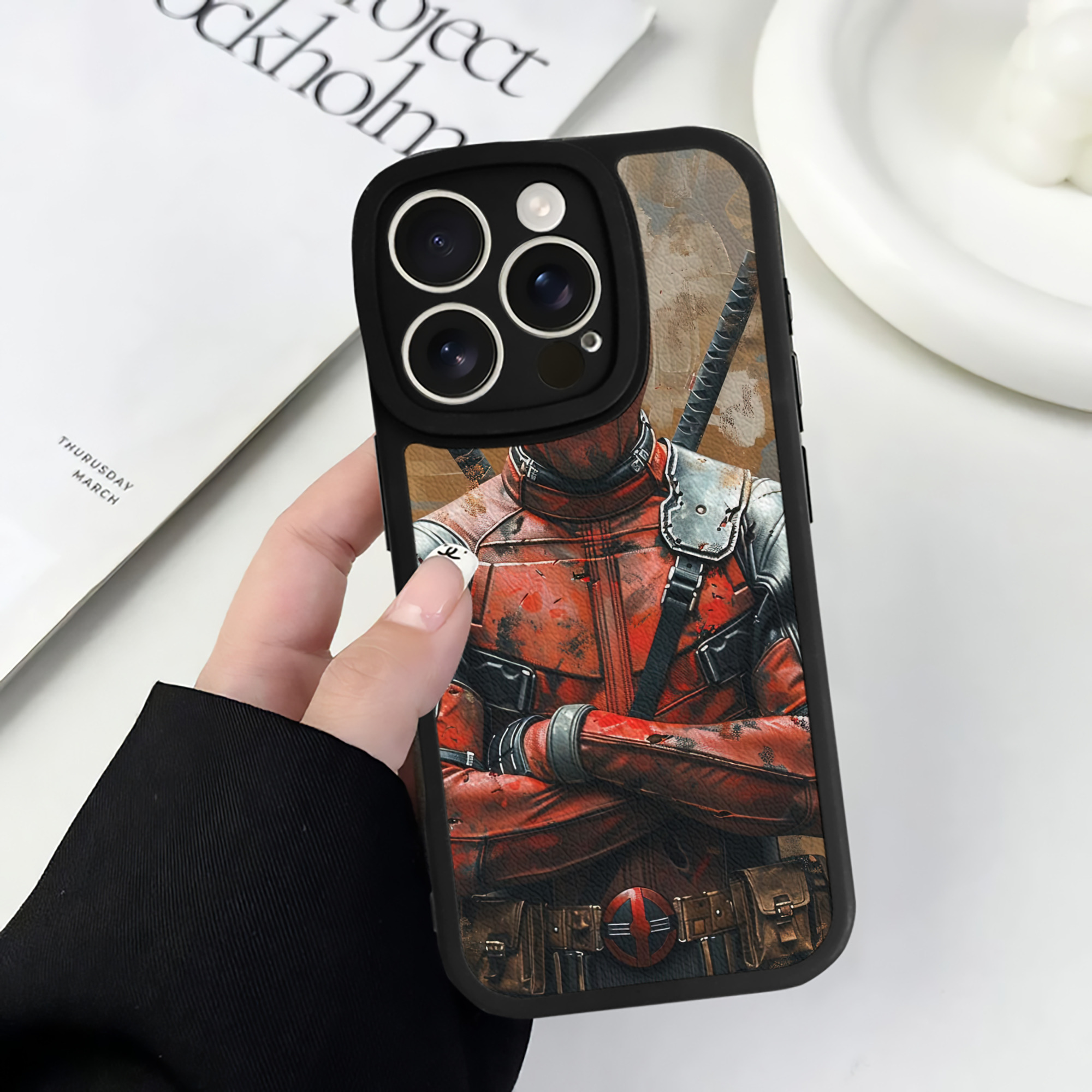 （画像用） Deadpool デッドプール 【iPhone 16シリーズ対応】シリコンスマホケース（レザー調） 材質：シリコン